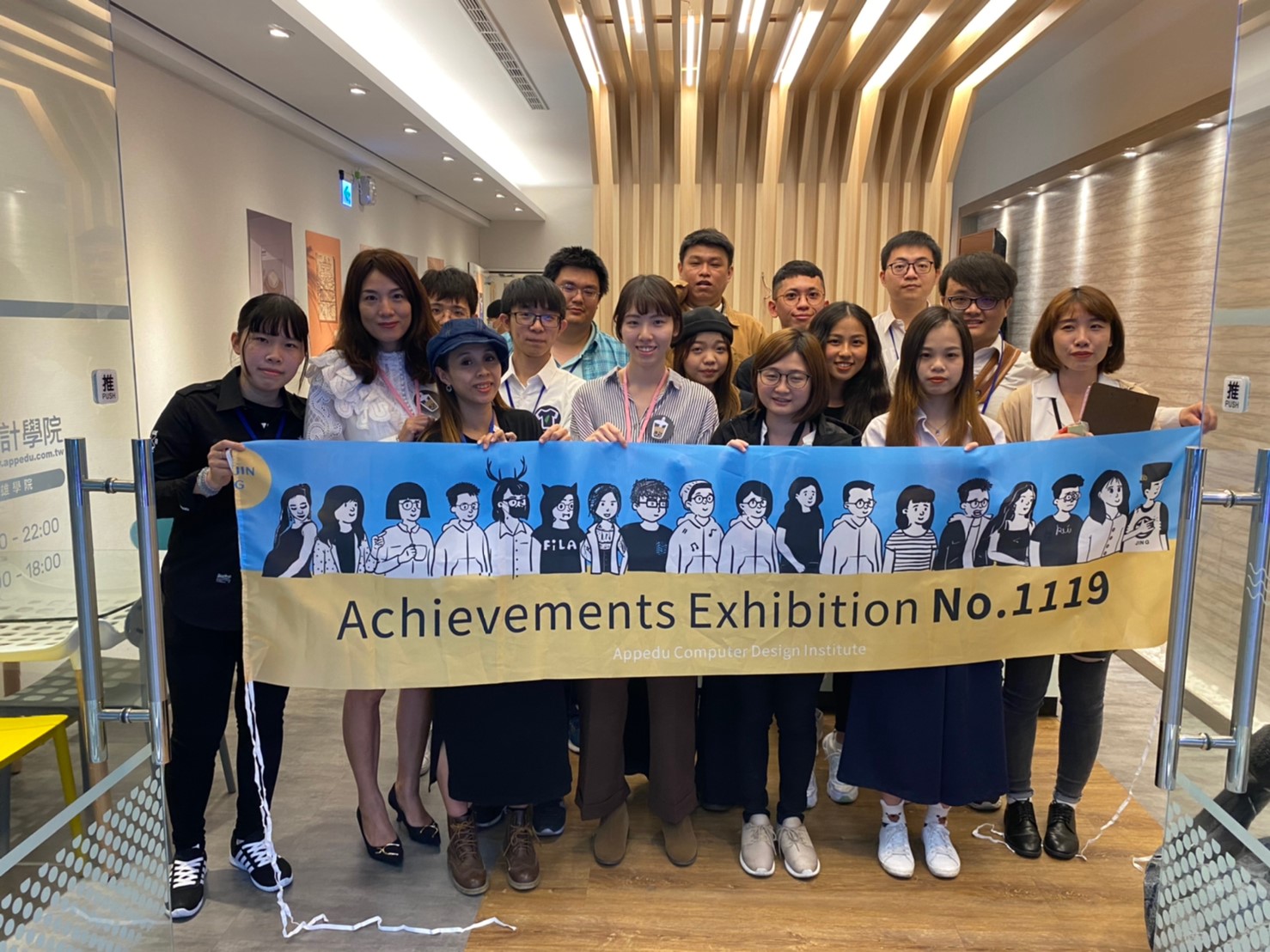 高雄學院平面班結業，金枝老師帶領同學舉辦小型設計展