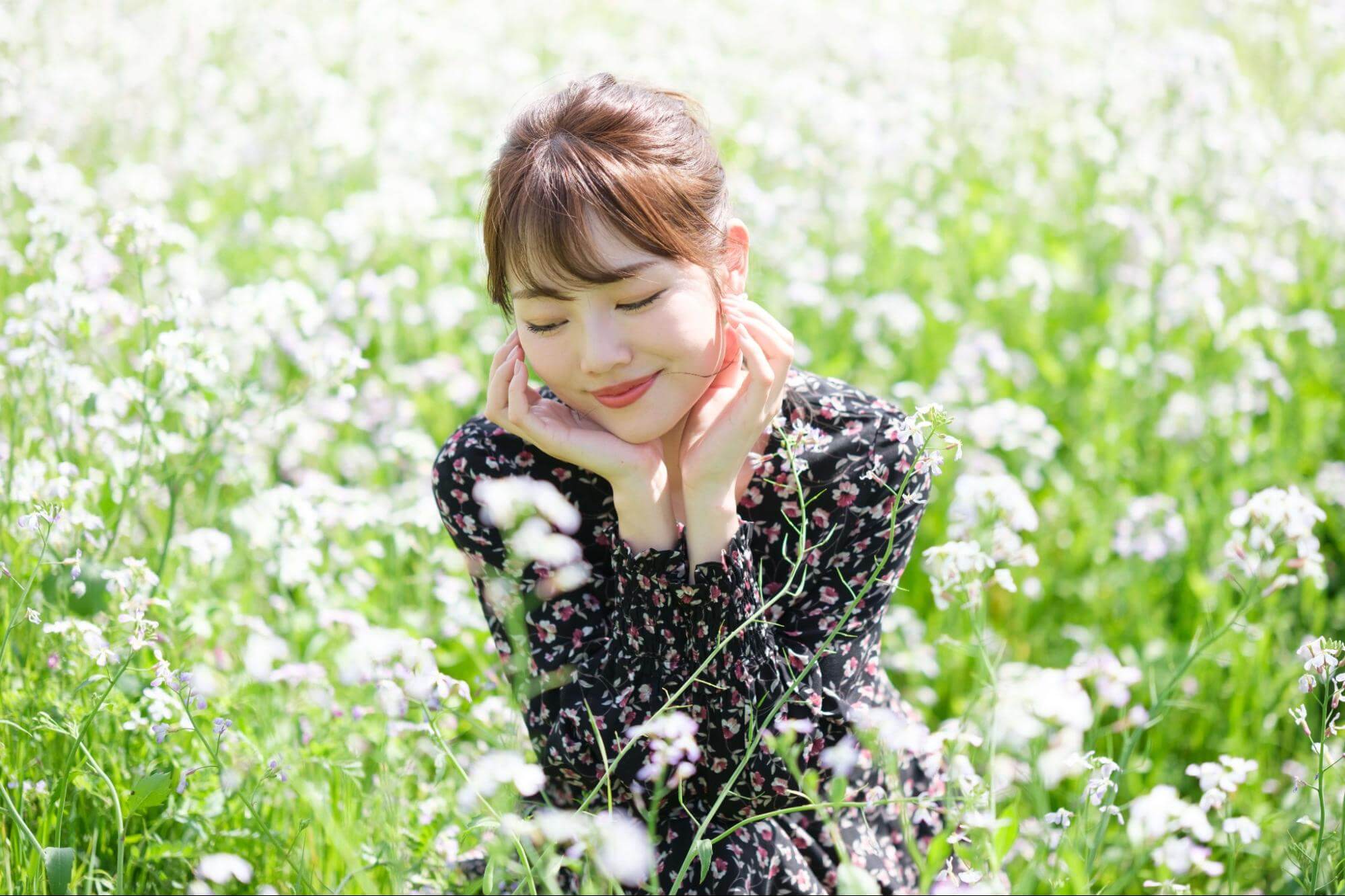 捧臉低頭,溫柔系女神必備