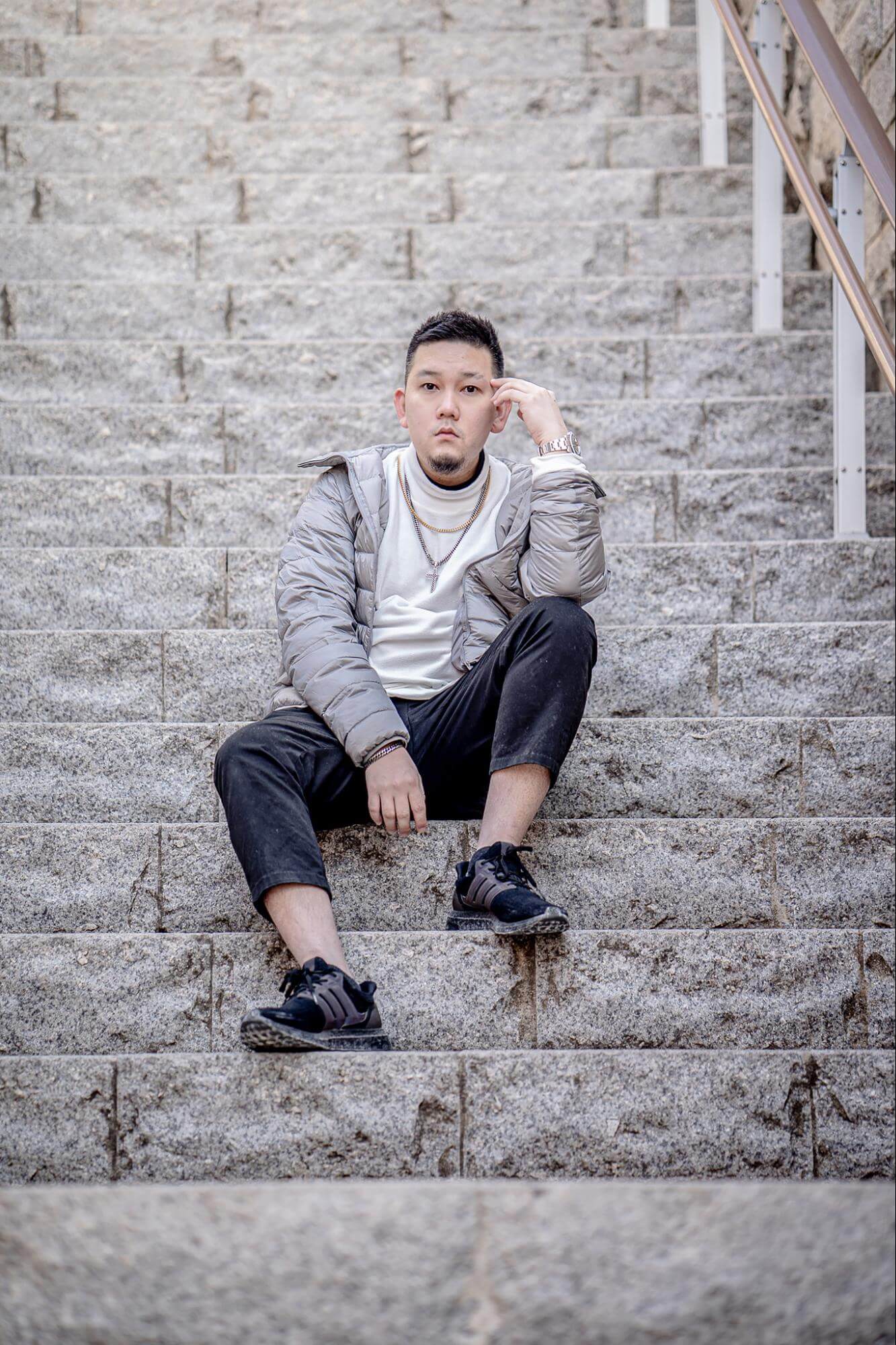 放鬆坐姿,展現隨性魅力