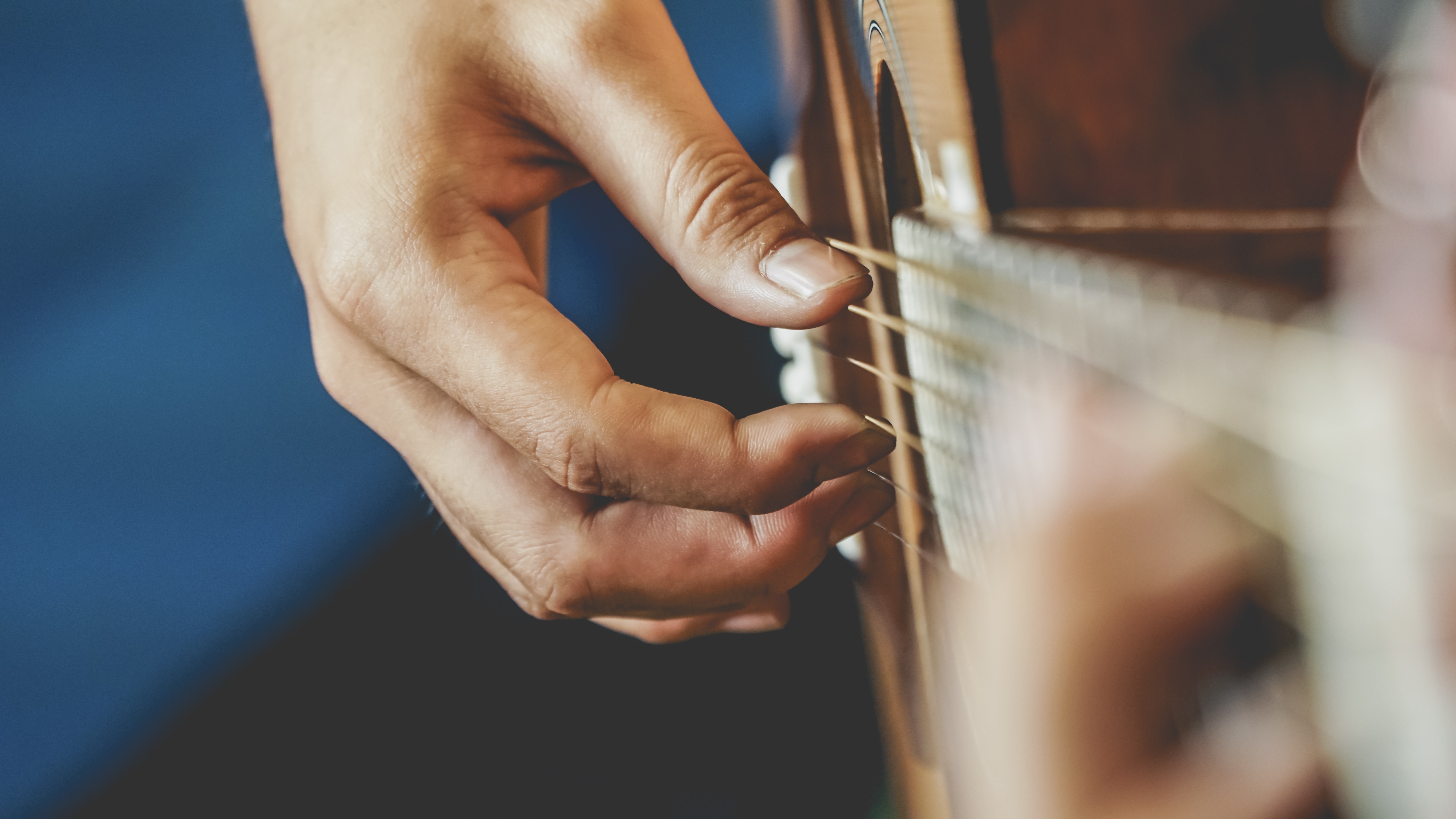 close-up-man-playing-guitar