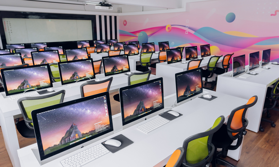 iMac系列配備IPS頂級顯示器擁有專業的色彩準確性，介面設計及使用手感流暢度佳，能讓學員在創作時更加得心應手